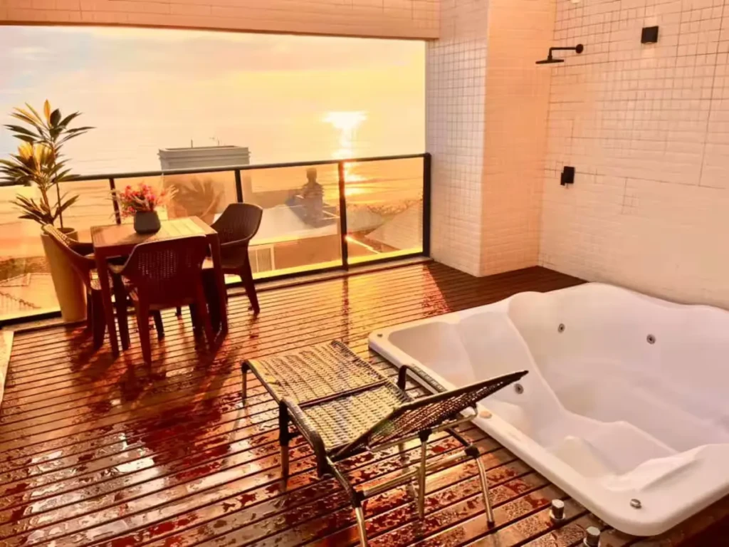 Área de lazer com jacuzzi no nascer do sol