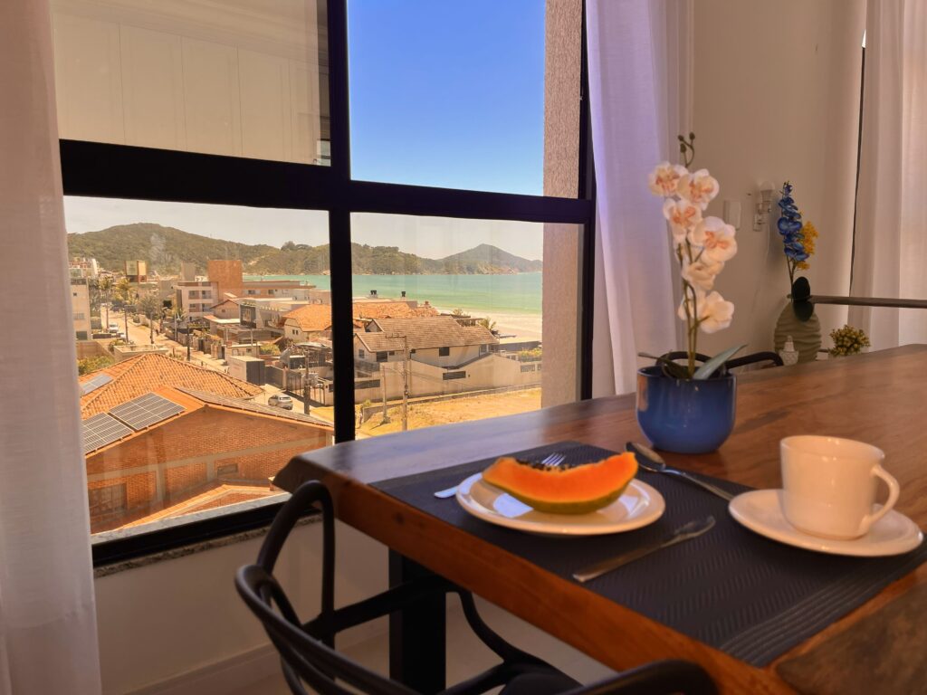 Mesa da cozinha com o mar na janela