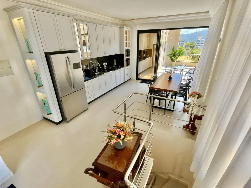 Cozinha - perspectiva da escada e integração com área gourmet