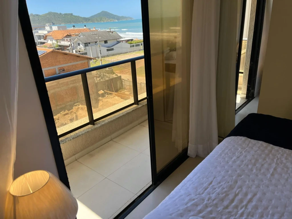Suíte 2 - Varanda com vista para o mar
