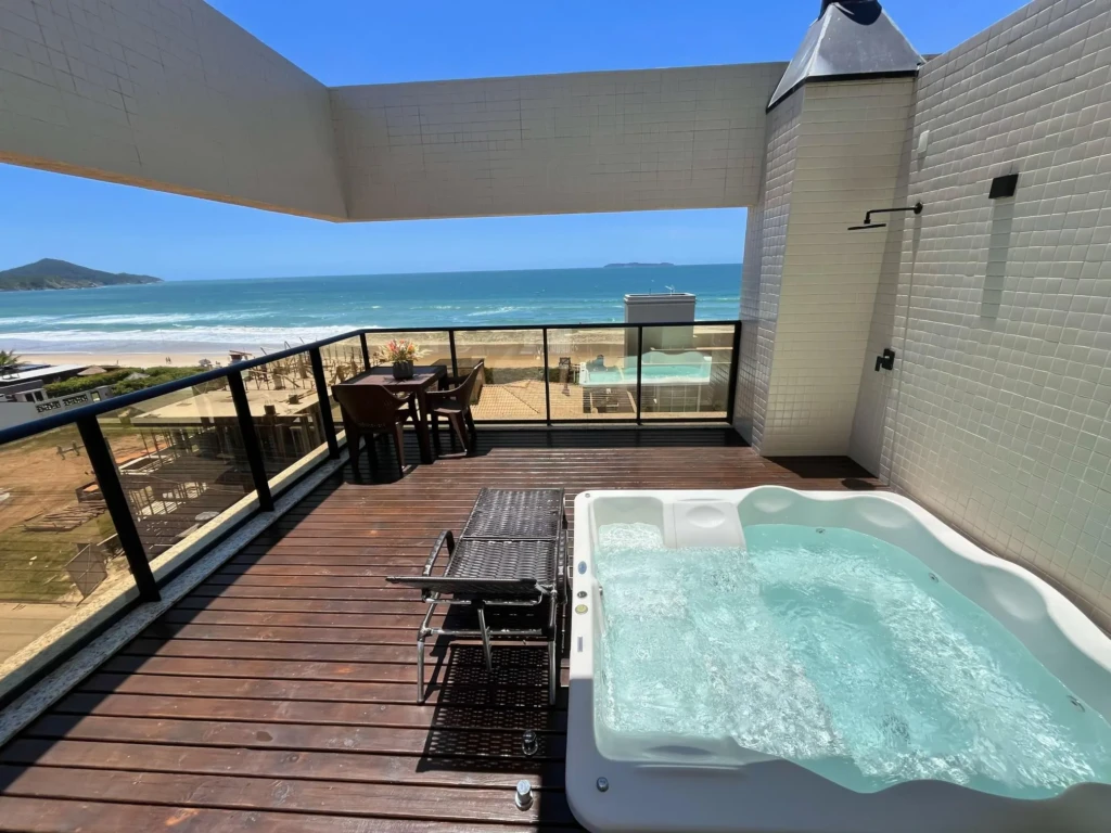 Área de lazer - deck com jacuzzi e vista panorâmica