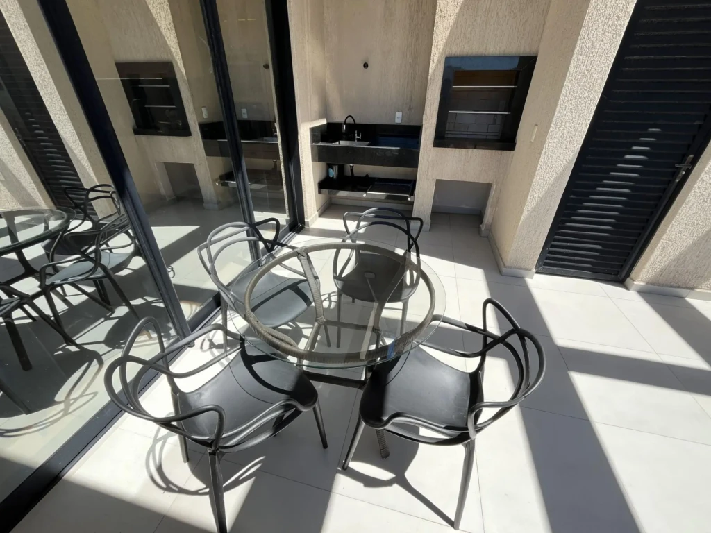 Churrasqueira com pia e mesa dedicadas